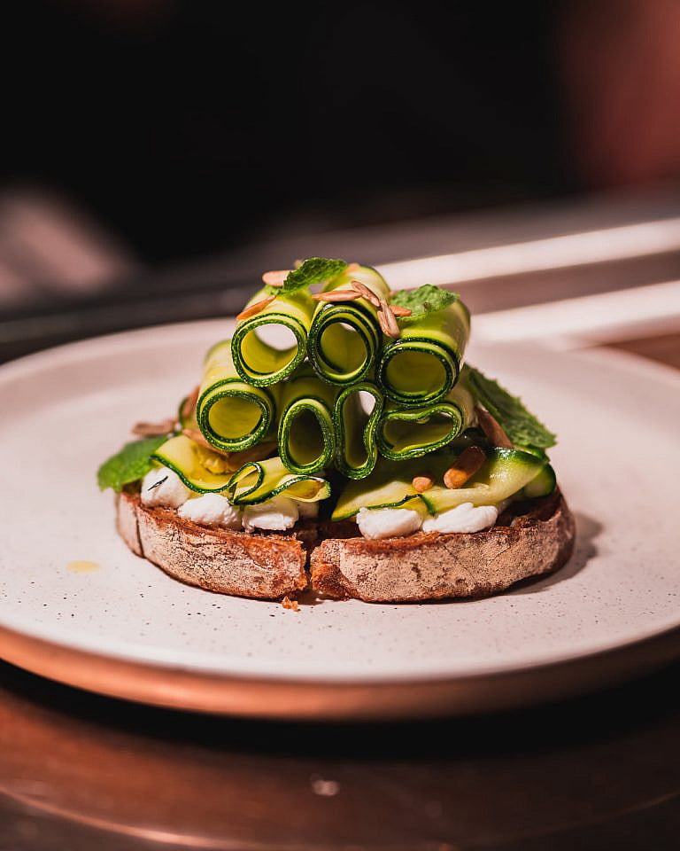 Mrs B Bar & Table เรสเตอรองต์แอนด์บาร์น้องใหม่ที่ไม่ใหม่ประจำภูเก็ต