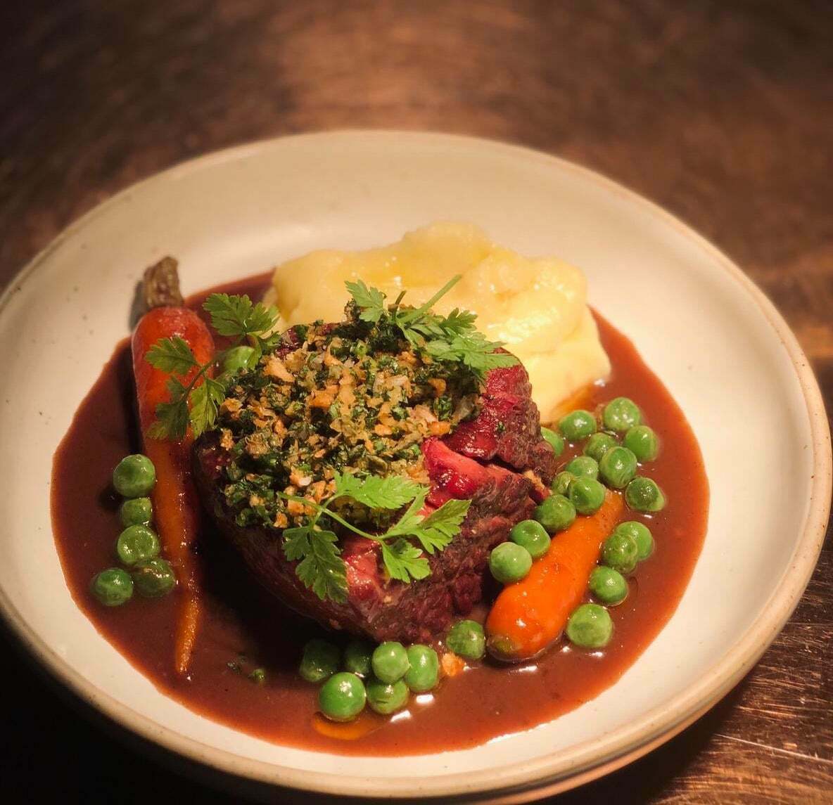 Mrs B Bar & Table เรสเตอรองต์แอนด์บาร์น้องใหม่ที่ไม่ใหม่ประจำภูเก็ต